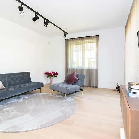 The Tourist 2bd/2bh Apt, Terrace+parking, By Cohost Butas *