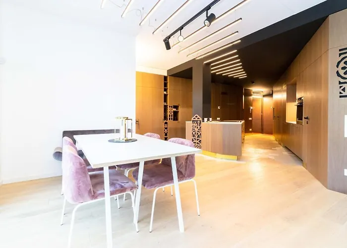 The Tourist 2bd/2bh Apt, Terrace+parking, By Cohost 克莱佩达